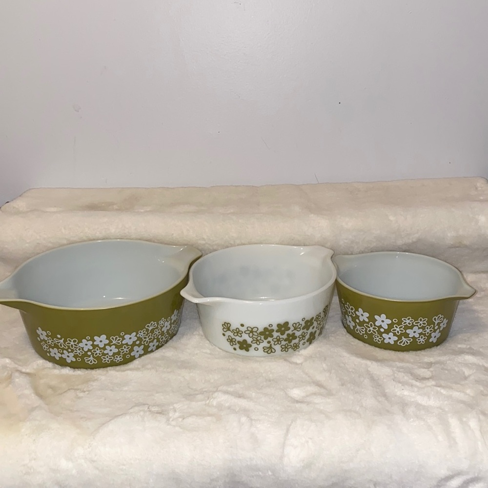 - Vintage Pyrex Spring Blossom Crazy Daisy Green White Floral Bowls